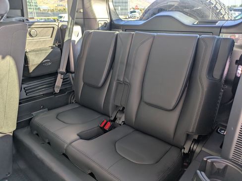 Used 2024 Land Rover Defender 110 S image 28