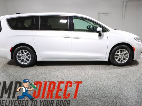 Used 2023 Chrysler Pacifica Touring-L FWD image 6