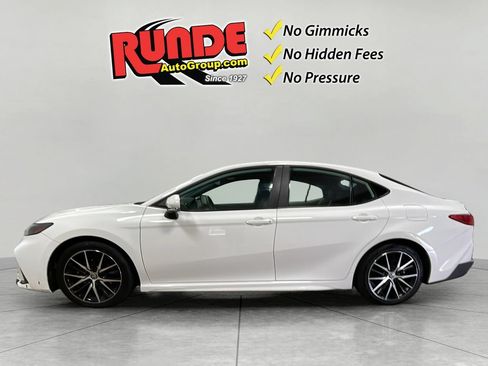 Used 2025 Toyota Camry SE FWD image 4