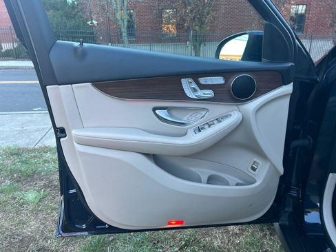 Used 2022 Mercedes-Benz GLC 300 4MATIC image 9