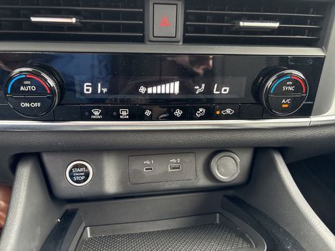 Used 2023 Nissan Rogue SV image 31