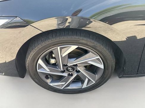 Used 2025 Hyundai Elantra Limited FWD image 36