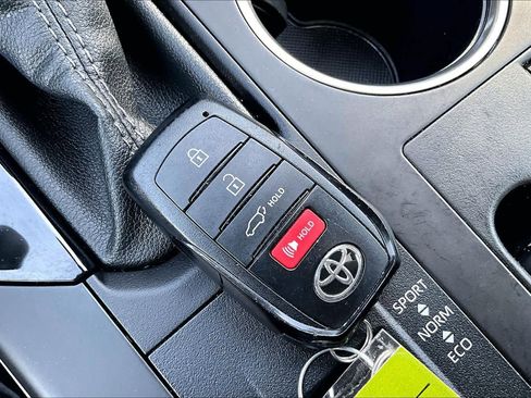 Used 2024 Toyota Highlander XLE FWD image 15