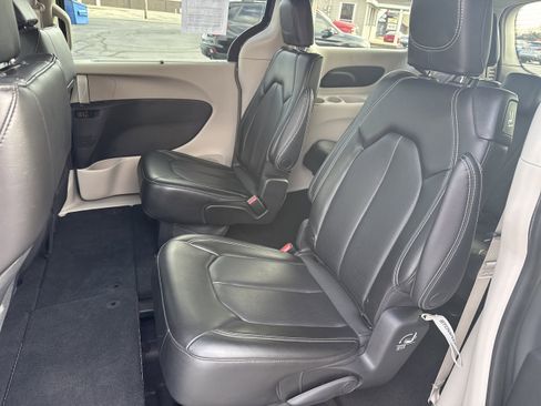 Used 2023 Chrysler Pacifica Touring-L image 7