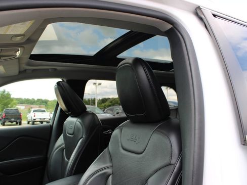 Used 2019 Jeep Cherokee Limited w/ Luxury Group AWD/4WD image 30