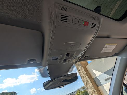 Used 2021 Volkswagen Tiguan SEL image 32