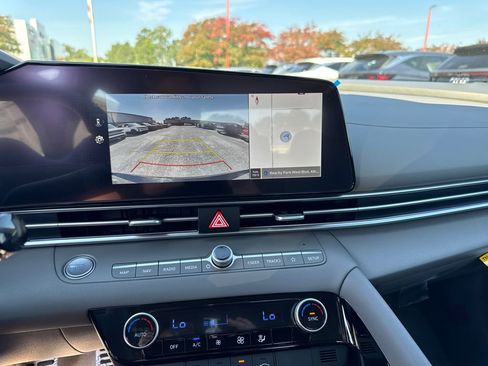 New 2025 Hyundai Elantra SEL image 18