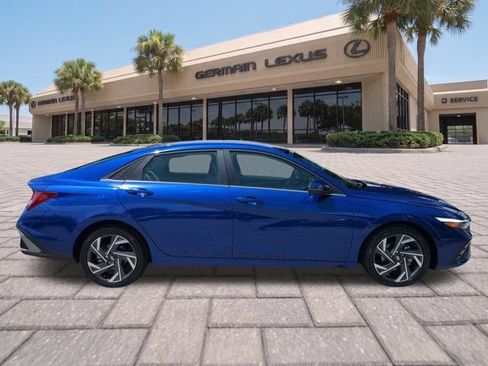 Used 2025 Hyundai Elantra Limited FWD image 3