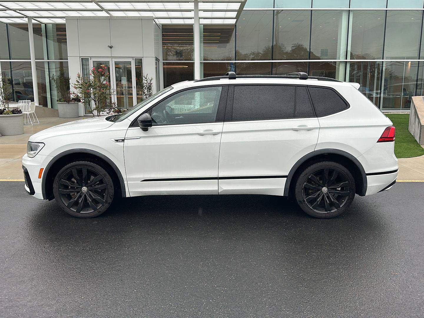 Used 2021 Volkswagen Tiguan SE R-Line AWD/4WD image 8