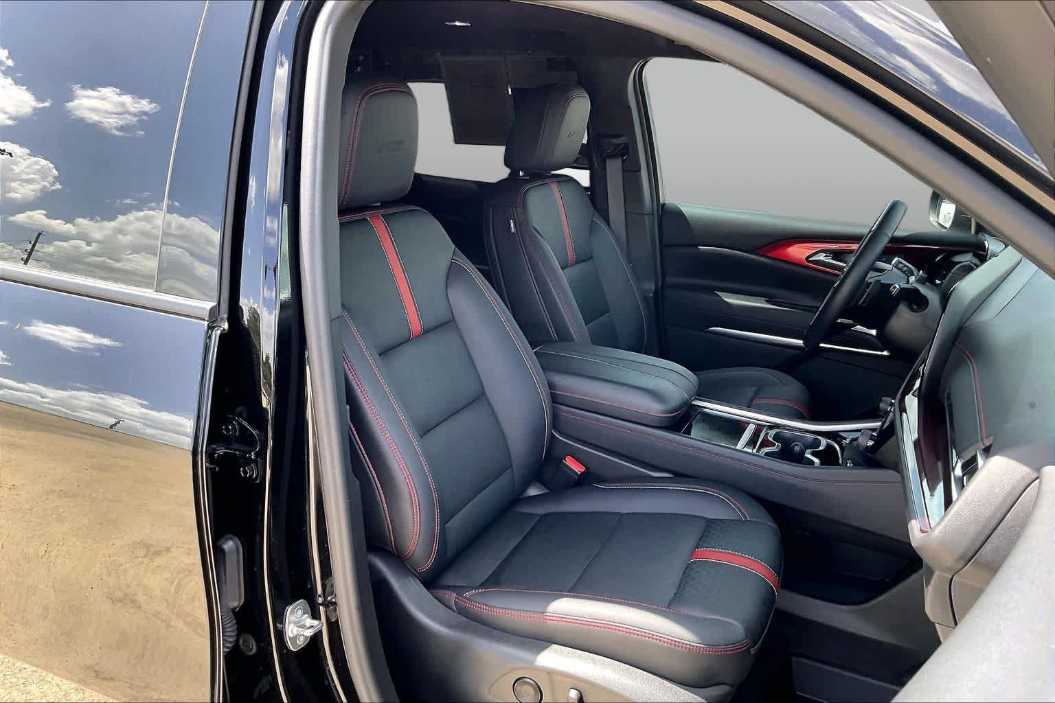 Used 2024 Chevrolet Traverse RS FWD image 9