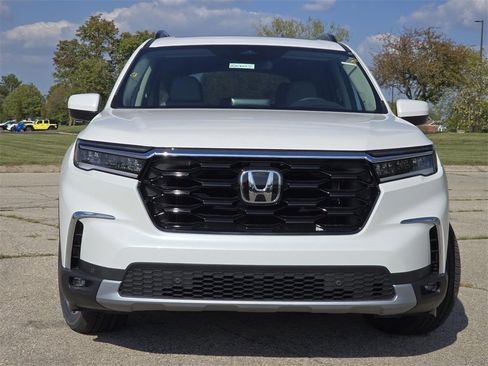 New 2025 Honda Pilot Touring image 14