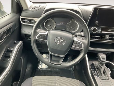 Used 2024 Toyota Highlander LE image 17