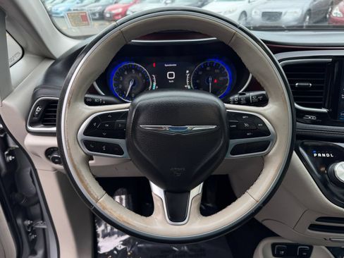 Used 2020 Chrysler Pacifica Limited FWD image 35