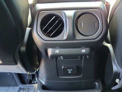 Used 2025 Jeep Wrangler Sahara image 13