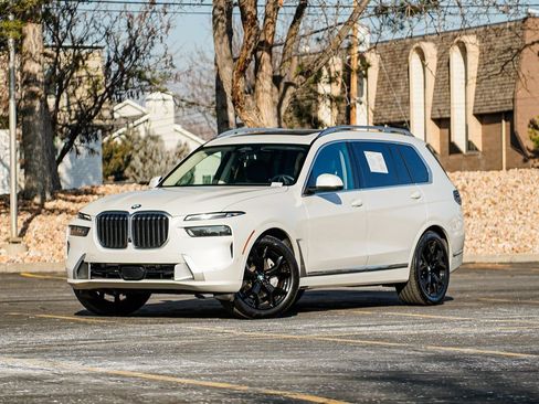 Used 2023 BMW X7 xDrive40i w/ Premium Package image 1