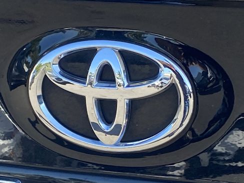 Used 2022 Toyota Camry SE image 4