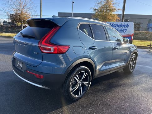 Used 2025 Volvo XC40 B5 Core image 9