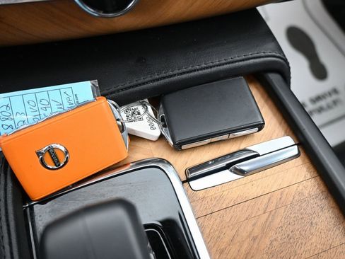 Used 2023 Volvo XC90 B6 Plus image 11