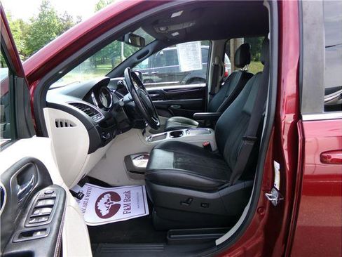 Used 2019 Dodge Grand Caravan SXT image 19