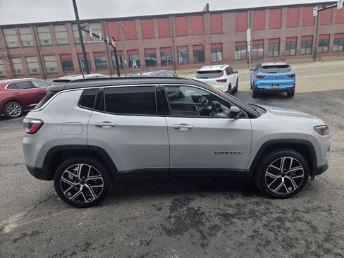 Used 2025 Jeep Compass Limited w/ Sun & Sound Group image 9