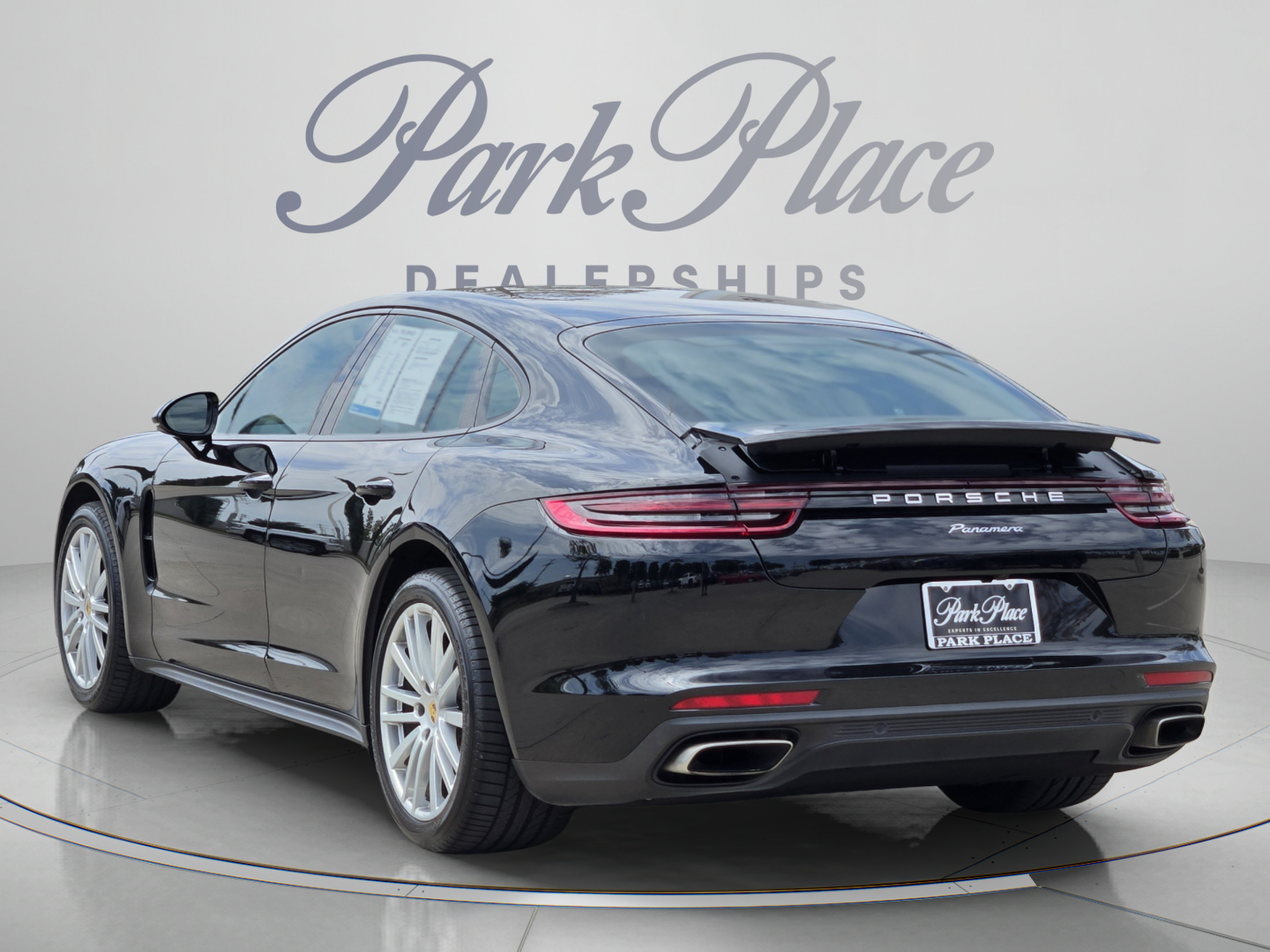 Used 2017 Porsche Panamera image 3