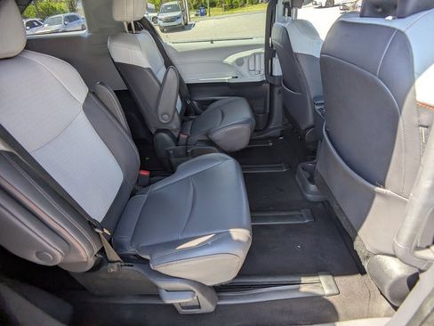 Used 2022 Toyota Sienna XSE w/ XSE Plus Package image 19