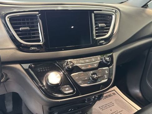 Used 2018 Chrysler Pacifica Touring-L Plus w/ Advanced Safetytec Group FWD image 12