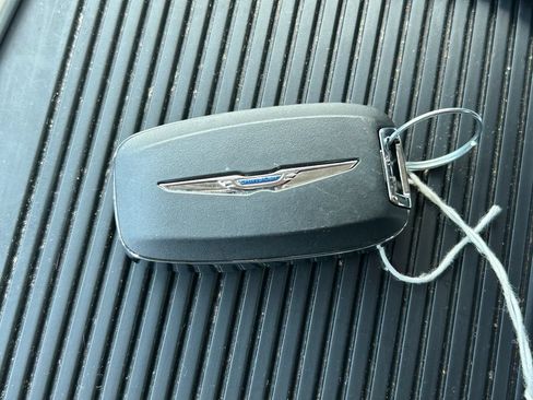 Used 2023 Chrysler Pacifica Touring-L FWD image 41