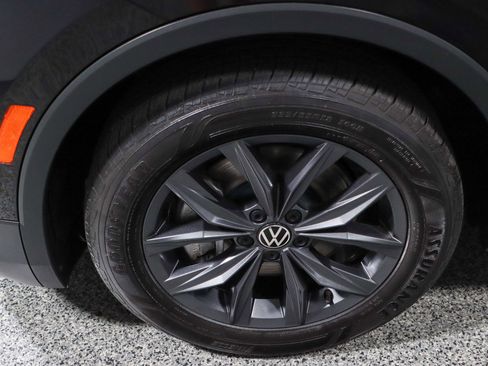 Used 2022 Volkswagen Tiguan SE w/ Panoramic Sunroof Package AWD/4WD image 11