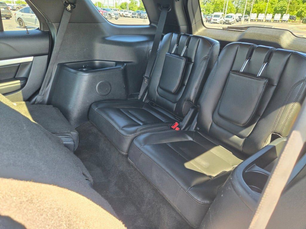 Used 2016 Ford Explorer XLT w/ Equipment Group 202A AWD/4WD image 17