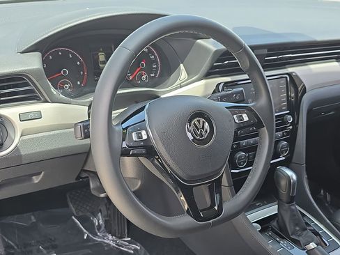 Used 2022 Volkswagen Passat 2.0T SE FWD image 18