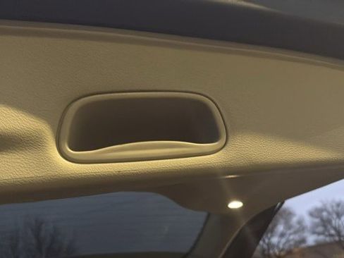 Used 2023 Chrysler Pacifica Limited w/ Uconnect Theater Family Group image 32