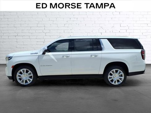 Used 2022 Chevrolet Suburban High Country RWD image 2