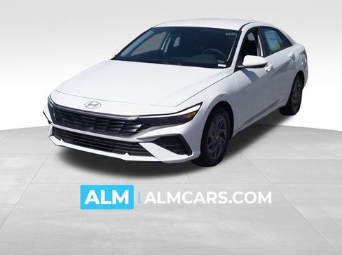 Used 2025 Hyundai Elantra Blue image 1