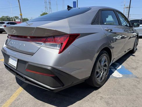 Used 2025 Hyundai Elantra Hybrid FWD image 5