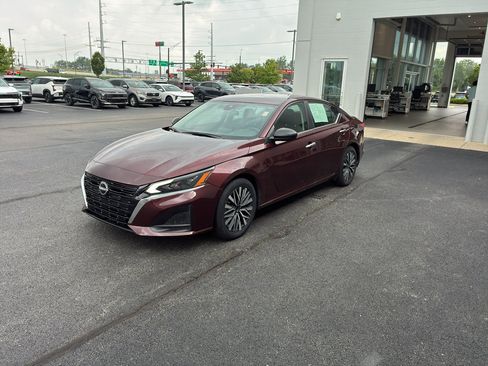 Used 2025 Nissan Altima 2.5 SV FWD image 2