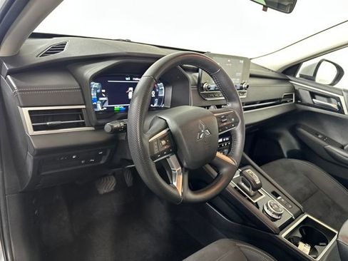 Used 2023 Mitsubishi Outlander SE image 13