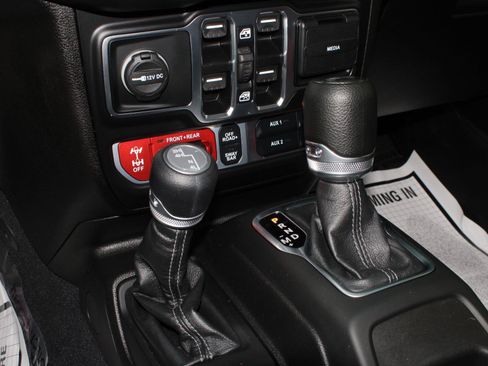 Used 2025 Jeep Wrangler Unlimited Rubicon AWD/4WD image 14