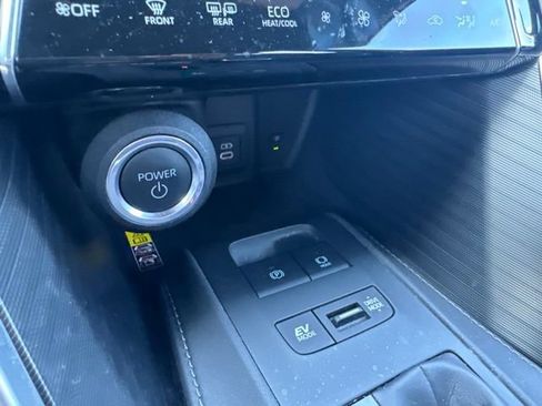 Used 2023 Toyota Venza XLE AWD/4WD image 13