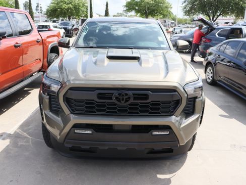 Used 2025 Toyota Tacoma TRD Sport image 4
