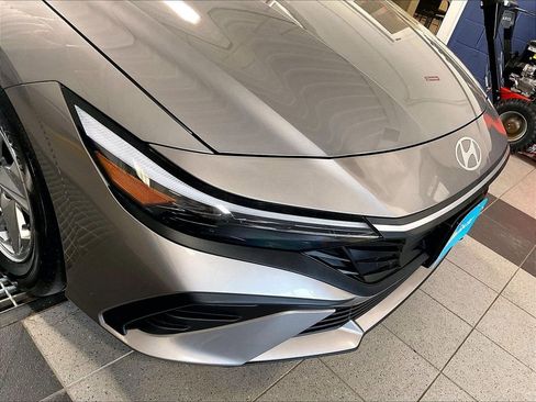 Used 2024 Hyundai Elantra SE FWD image 30