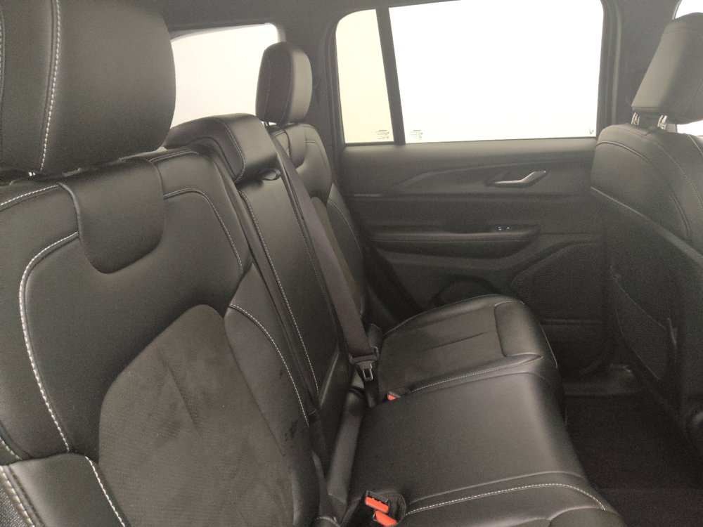 Used 2023 Jeep Grand Cherokee Altitude AWD/4WD image 19