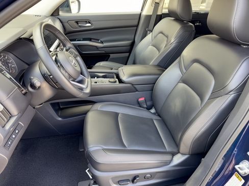 Used 2025 Nissan Pathfinder SL AWD/4WD image 5