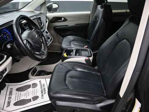 Used 2019 Chrysler Pacifica Touring-L FWD image 14