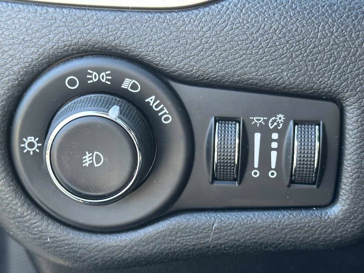 Used 2017 Jeep Cherokee Limited AWD/4WD image 13