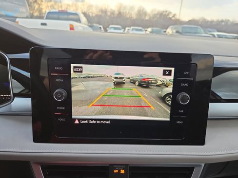 Used 2025 Volkswagen Taos SE image 12