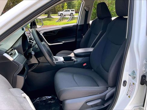 Used 2024 Toyota RAV4 LE image 8