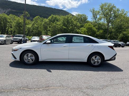 New 2026 Hyundai Elantra SE FWD image 4