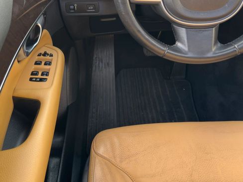 Used 2017 Volvo XC90 T6 Momentum w/ Vision Package image 18