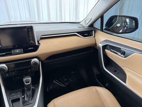Used 2019 Toyota RAV4 XLE Premium FWD image 27